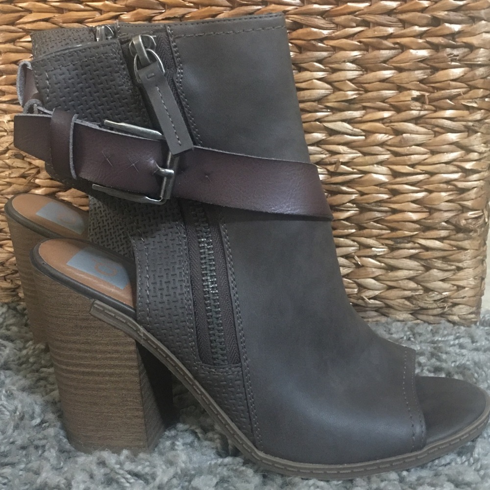 Dolce Vita Teisha peep toe booties with open heels DV